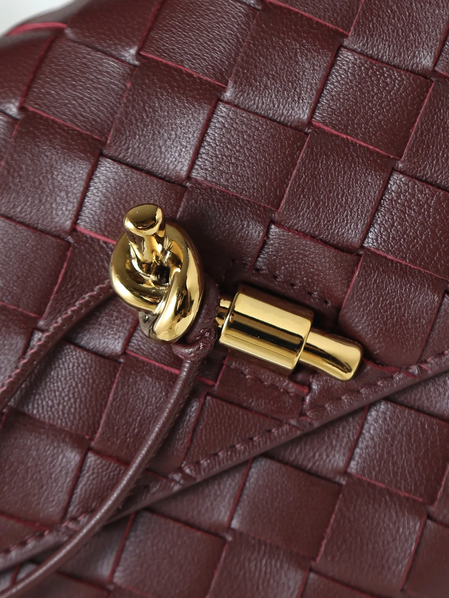 Batch 1540. The BV Andiamo evening handbag has been heavily cultivated again~ The designer aesthetics of the era of economic downturn are back. You fall in love with it at first sight and can't put it down. It's so beautiful. It's full of aura. The shape and texture are very competitive. It's lightweight and has sufficient capacity. It's a must-have for fashionistas. It's suitable for many occasions, minimalist, high-end and light luxury. Style number: 741511 Size: 31*13*3cm